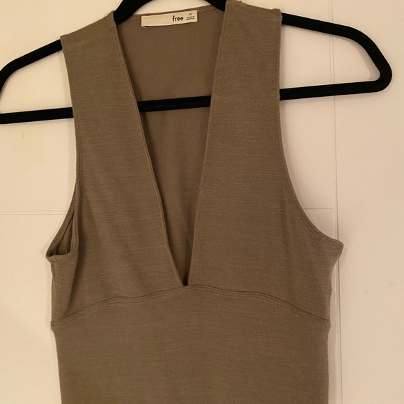 Low cut crop top - Picture 2 of 2